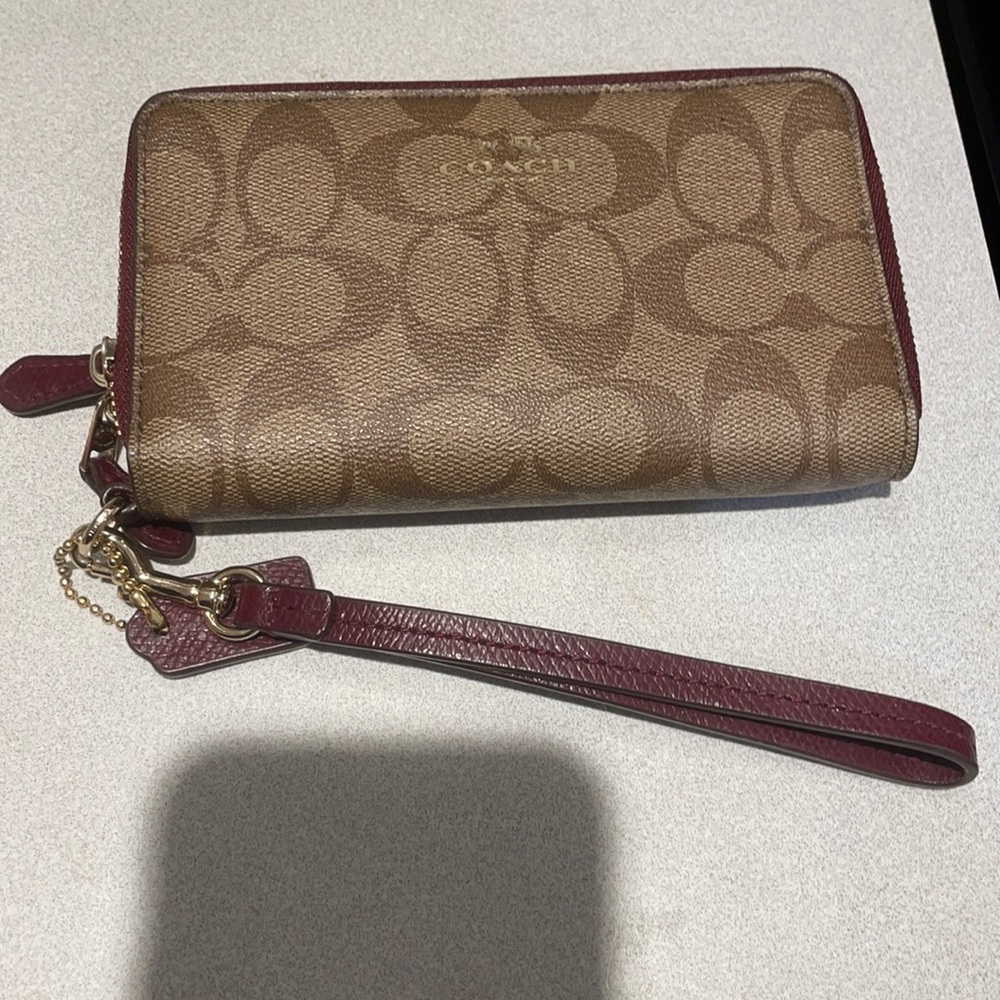 Perfect NWT Coach Wallet w. wristlet